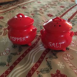 Red kettle salt/pepper shakers