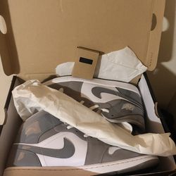 Wolf Gray Jordan 1’s 