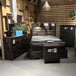 Queen Bed, Dresser, Mirror And Nightstand 