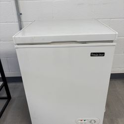 Mini Freezer - Magic Chef HMCF35W2