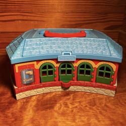 Thomas the Tank & Friends Take Along Play 2002 Roundhouse Station Carry Case