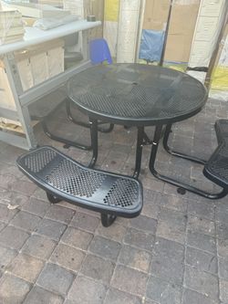 Pinic Table