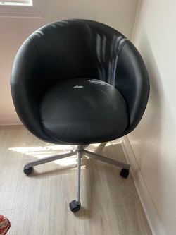 Black chair on wheels