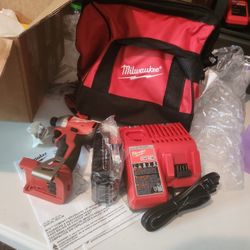 Milwaukee M18 18V Lithium-Ion Brushless Cordless 1/4 in Impact Driver Kit 
