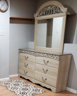 Queen Size Bedroom Set With Foundation Matress 2 Night Stands Dresser With Mirror Chester And 2 Lamps Included 