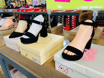 Beautiful Woman Shoes $20 Soda Brand 