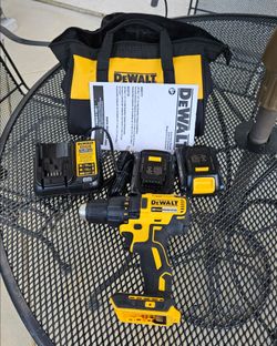 DEWALT 20V MAX Brushless Cordless 1/2” Drill Kit (DCD777) - Like New!