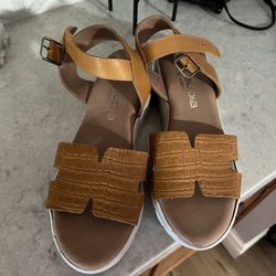 Ladies Size 8 Leather Sandals