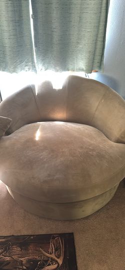 Round swivel chair