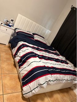 Queen bed with 4 drawers + 2 Night stand