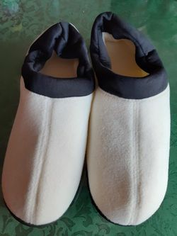 Unisex slippers. 