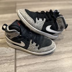 Boys Sz 2.5y Jordan 1’s
