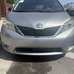 Toyota Sienna LE 2011