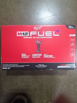 Milwaukee M12 FUEL 3/8" Stubby Impact Wrench Kit