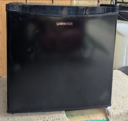 Upstreman mini refrigerator