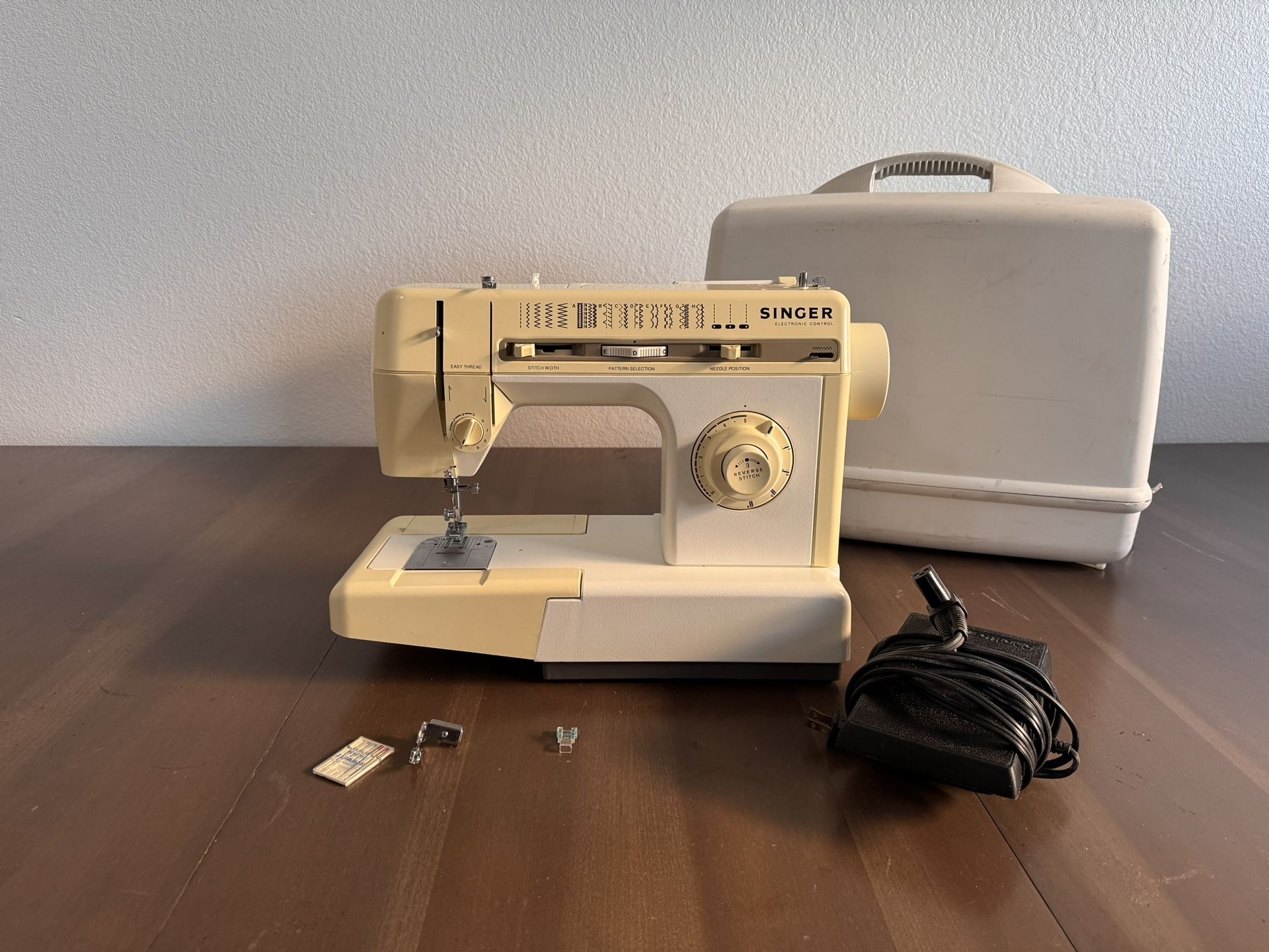 Vintage Singer 4830c sewing machine with pedal