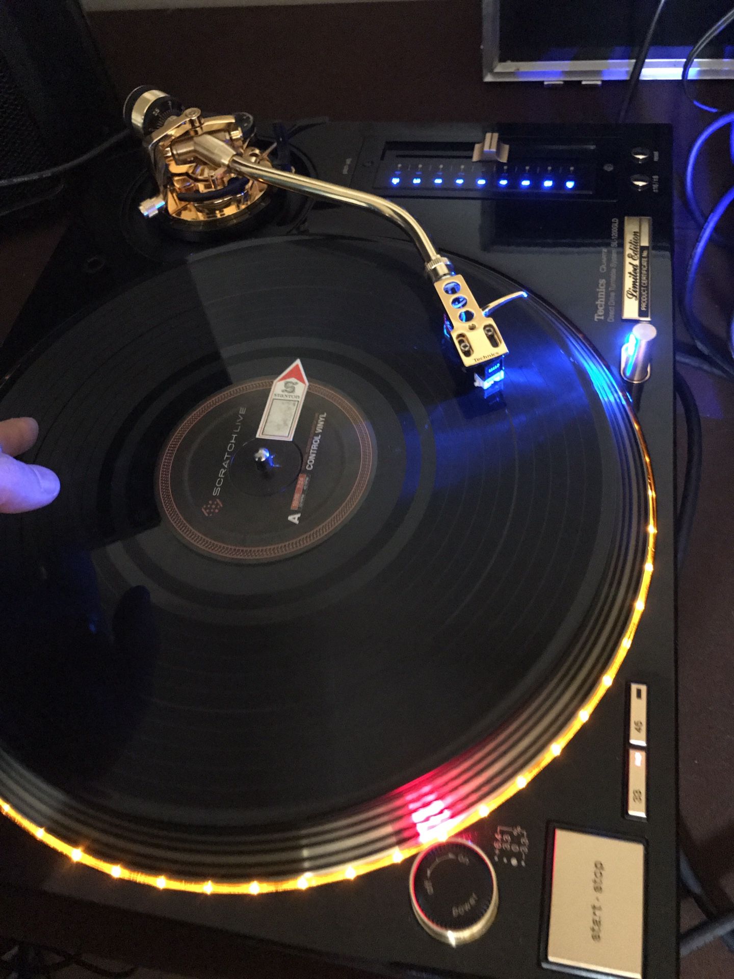 DJ pair 24k Gold Technics 1200GLD (gold version of qThe Grandmaster)