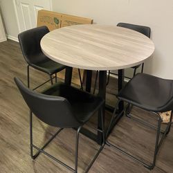 Dining Room Table & Chairs