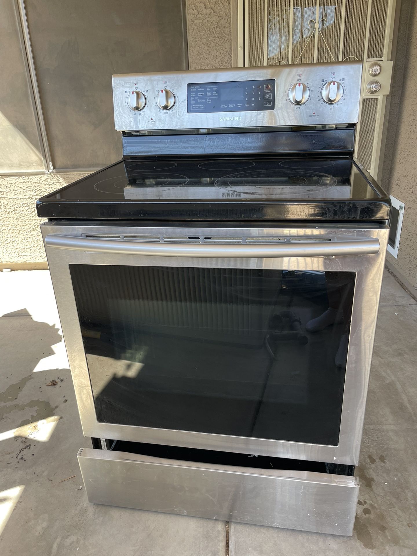 Samsung Electric Stove And Microwave 