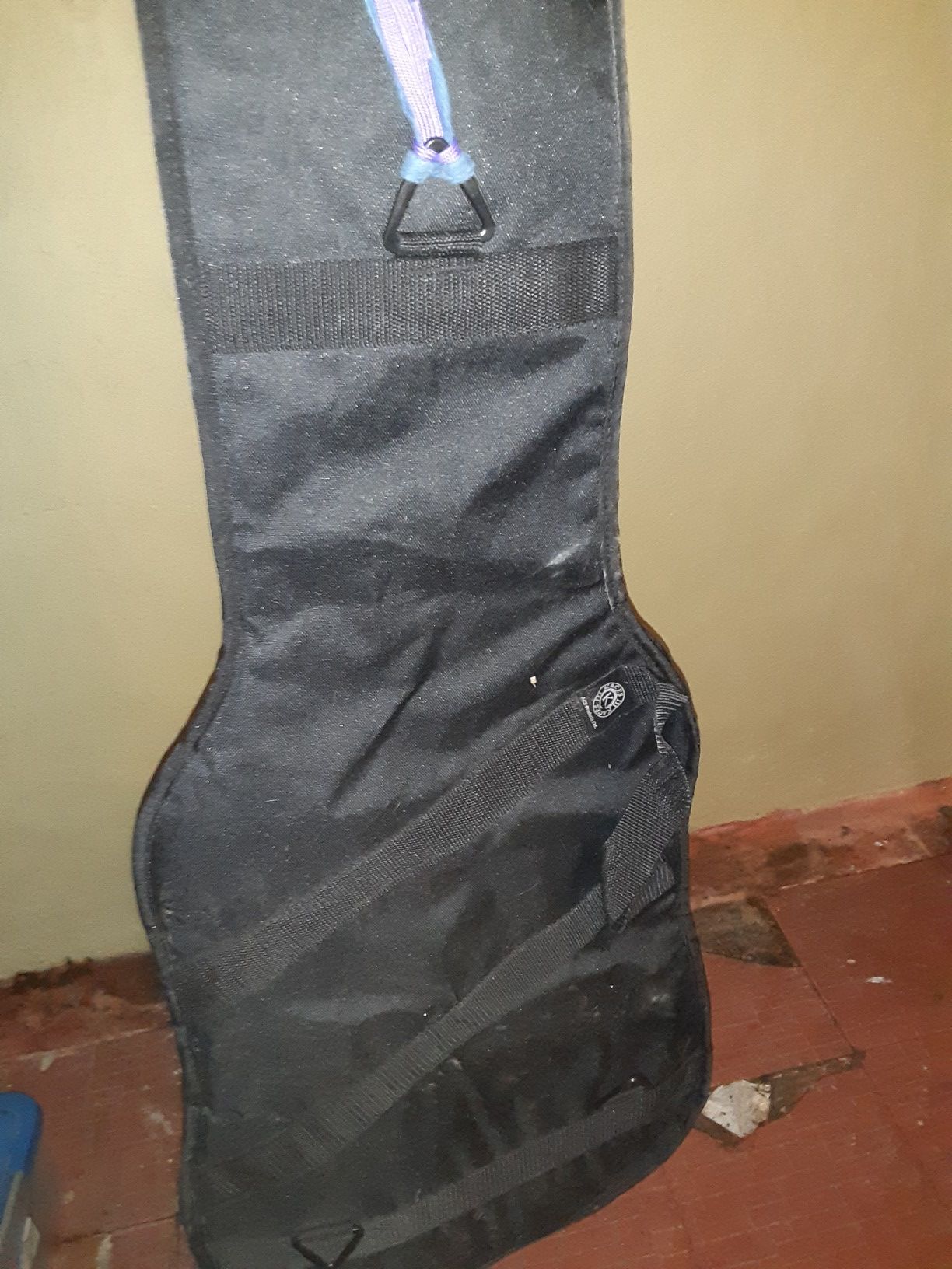 Electric guitar gig bag with bonus guitar strap