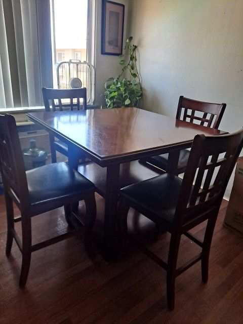 Table With 4 Set Chairs