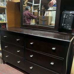 Dresser plus Mirror