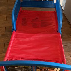 Toddler bed, no mattress !