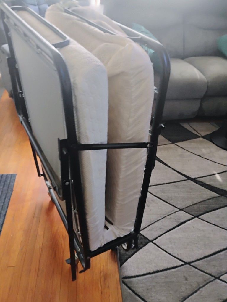 Foldable portable bed