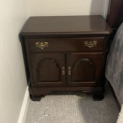 Ethan Allen End Table.    