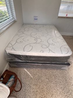 Queen mattress pillow top set with box spring (2pc - new)
