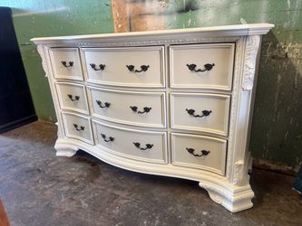Beautiful Wave Front Long 9 Drawer Dresser/ Sideboard