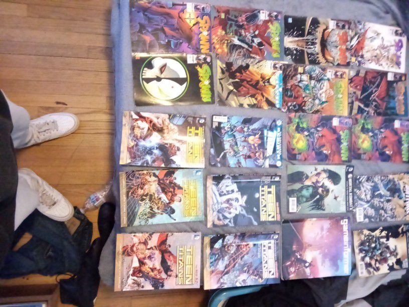 Bunch of Comic Books Best Offer Can Have Em 