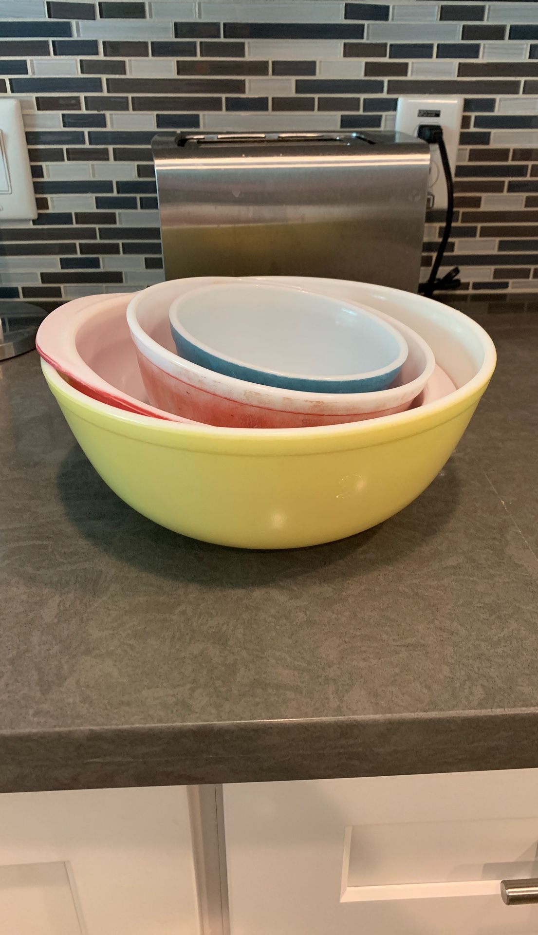 Vintage Set of 4 Pyrex Mixing Bowls with free