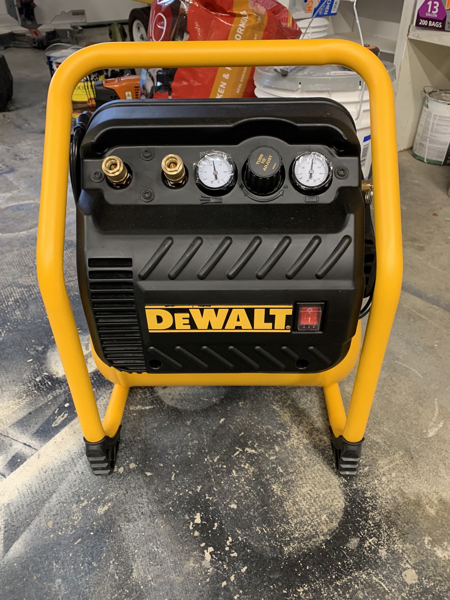 Dewalt 2.5 Gal. Portable Electric Heavy Duty 200 PSI Quiet Air Compressor