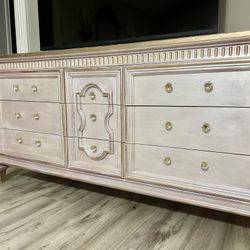 STUNNING DRESSER/SIDEBOARD/BUFFET/TV STAND