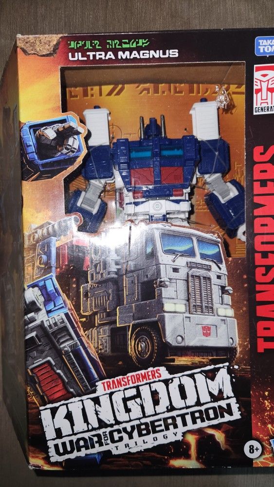 Transformers WFC Kingdom Leader Class Ultra Magnus 