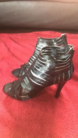 Heels in color black