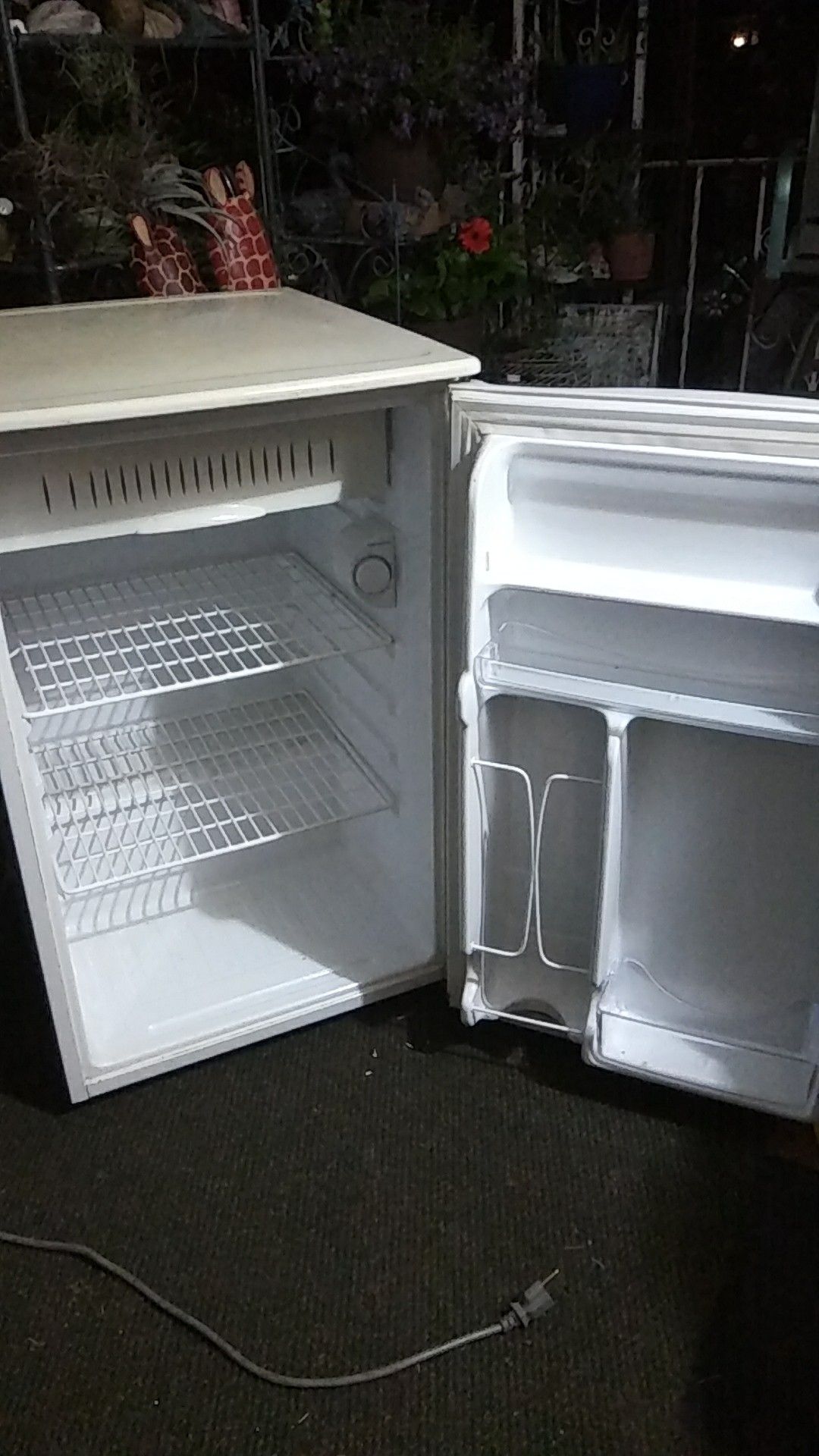 GE MINI FRIDGE W/FREEZER
