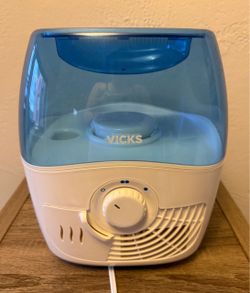 Like-NEW VICKS Filtered Cool Mist Humidifier – 1.1 Gallon – Medium Room – VEV400 - Retails $50 - p/u Castle Shannon  💧 Like NEW — appears to have nev
