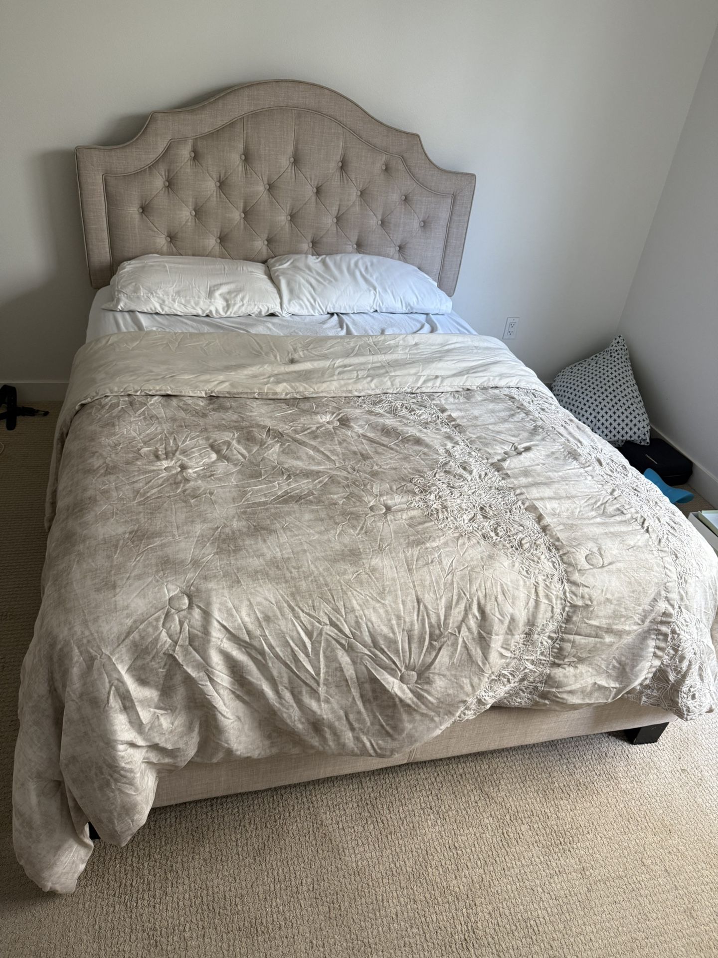 Queen sized Bed With Bed Frame And Boxspring!