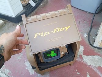 Fallout 4 pip boy limited edition complete with stand