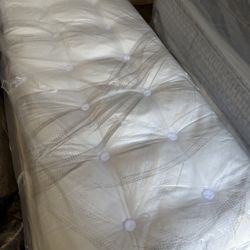 Twin Xl Bed Mattress King Koil Reserve Luxury Cushion Firm Luxury Firm Button Top Aireloom Kluft Hotel Collection Tempurpedic Beautyrest Black Saatva 