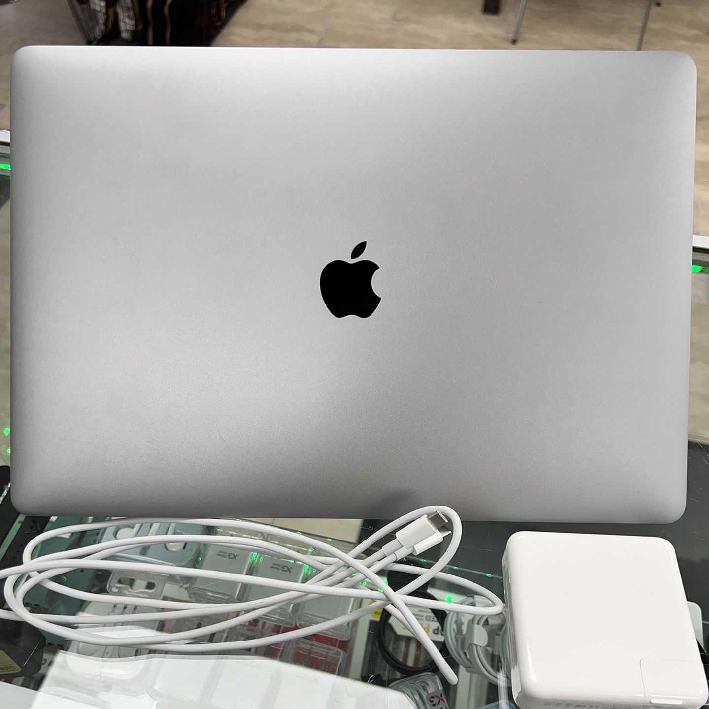 MacBook Pro 15” 2018 Intel 6 Core i7/256gb SDD/16gb Ram/intel UHD graphics