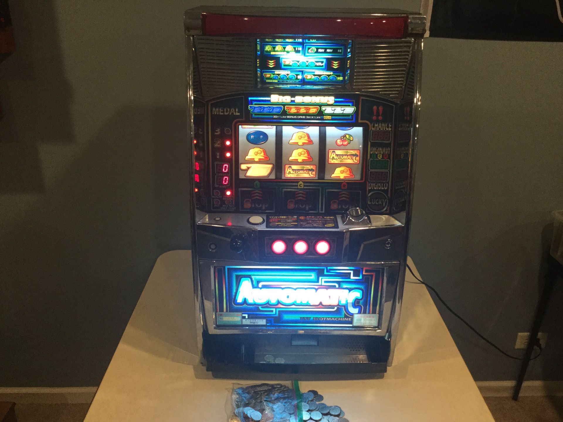 Vintage Automatic Casino slot machine. Works great. No key. There is an opening in the back to retrieved coins if u lose.