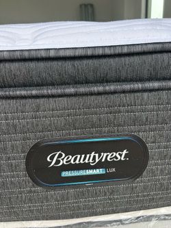 King Beautyrest 15 “ Pillowtop luxury firm Pristine like new mattress I can deliver or come see