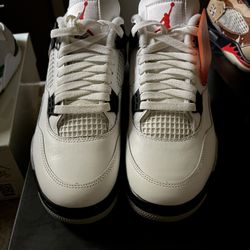 Jordan 4 White cement Size 8.5