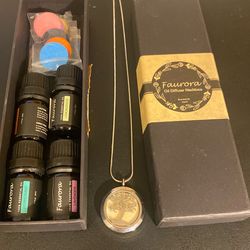 Oil diffuser necklace