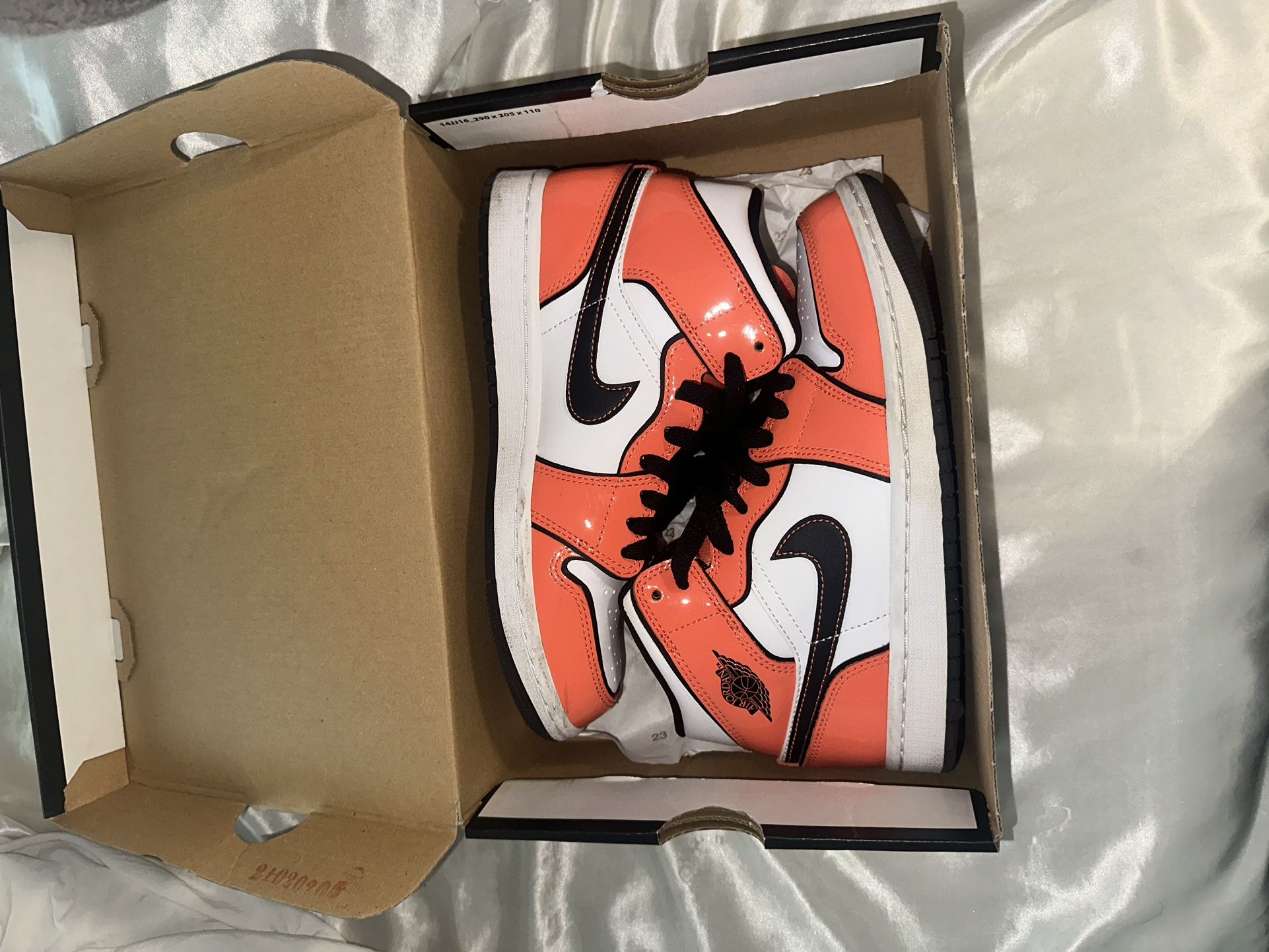 Women’s Air Jordan 1 Mid Se (size 5)