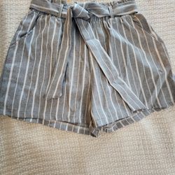 Lucy Strip Gray/white Shorts