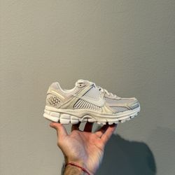 Nike Vomero 5 - Women’s Size 6 - NEW